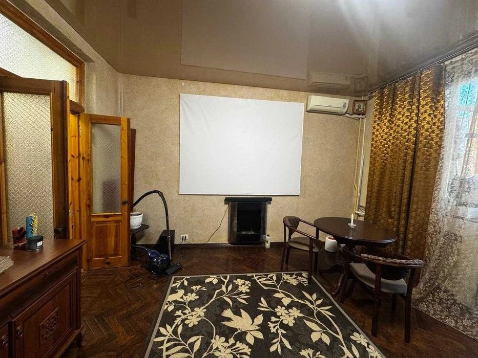 Selling a 2-room apartment in the city center