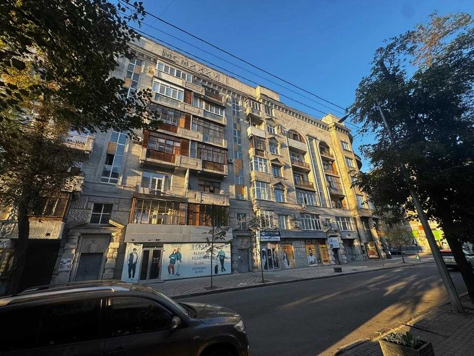 Selling a 2-room apartment in the city center