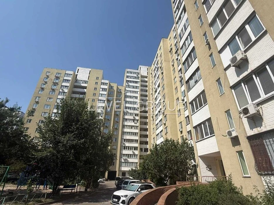 Продаж 3-кімнатної квартири за адресою Харківське шосе, 58а/