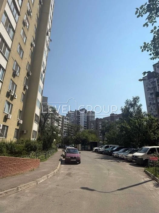 Продаж 3-кімнатної квартири за адресою Харківське шосе, 58а/