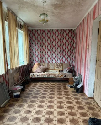 Будинок Південно-Захід є всі комунікації, поряд ставок.ТОРГ
