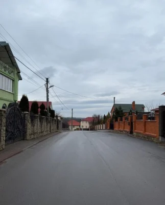 Будинок Південно-Захід є всі комунікації, поряд ставок.ТОРГ