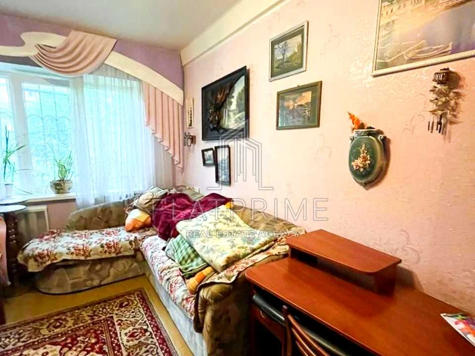 Квартира. Киев, Жюля Верна бульв. (Ромена Роллана)