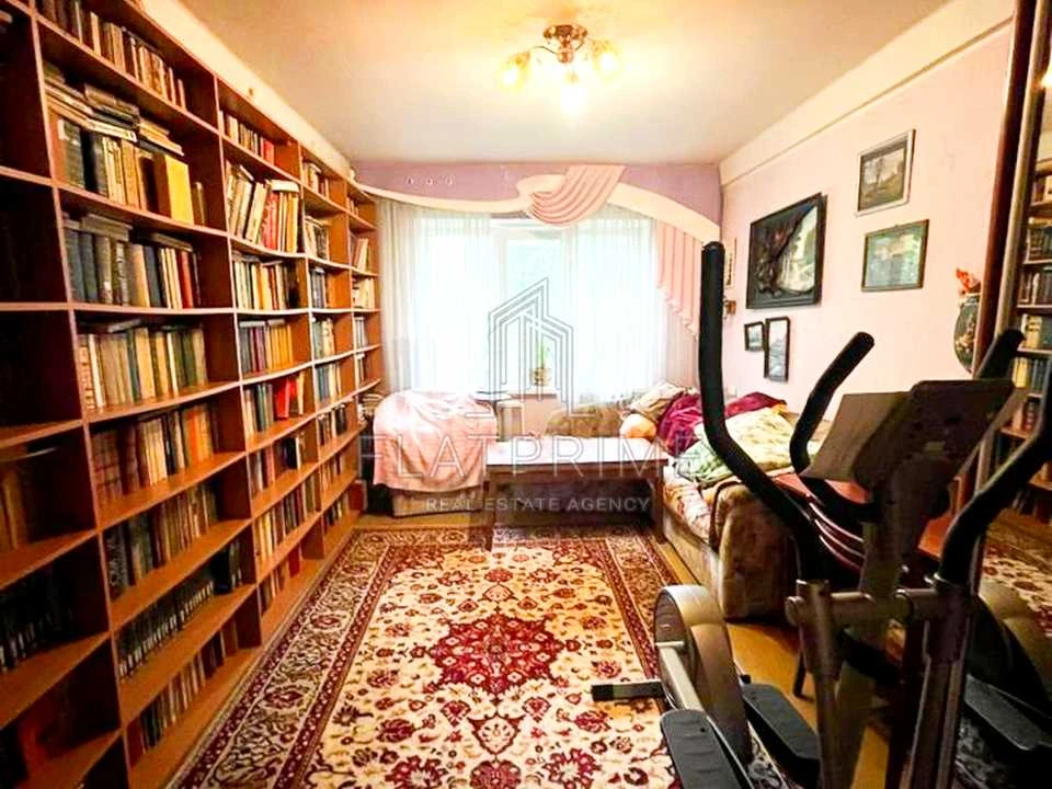 Квартира. Киев, Жюля Верна бульв. (Ромена Роллана)