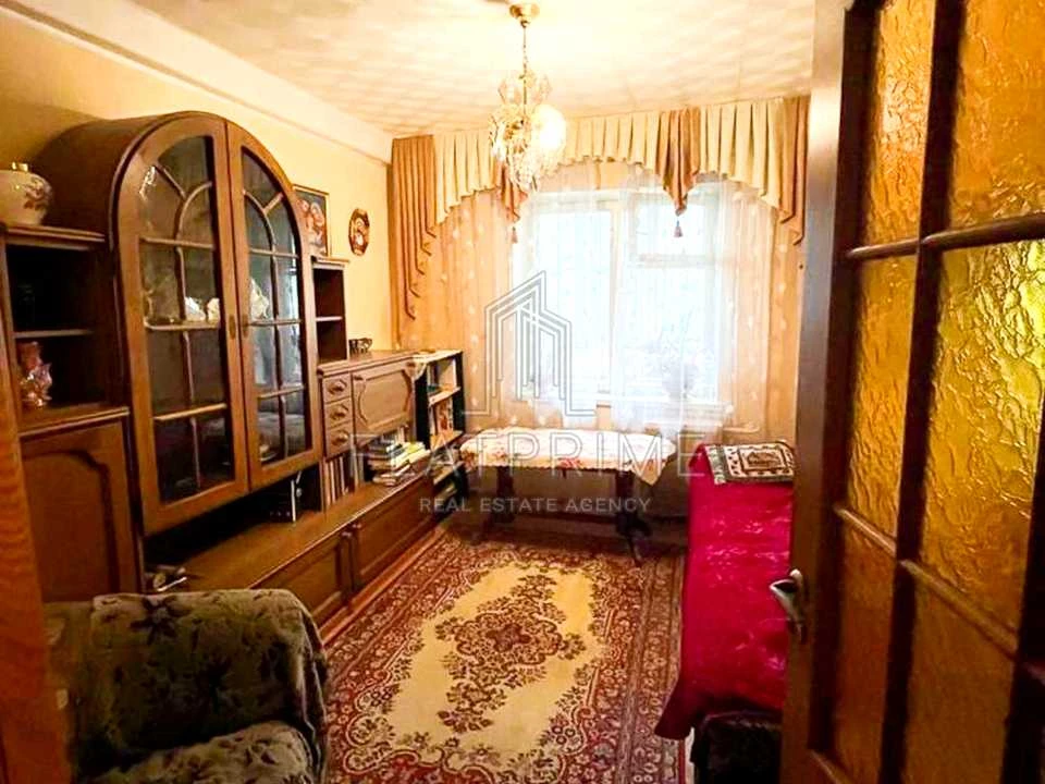 Квартира. Киев, Жюля Верна бульв. (Ромена Роллана)