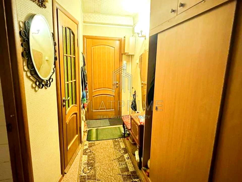Квартира. Киев, Жюля Верна бульв. (Ромена Роллана)