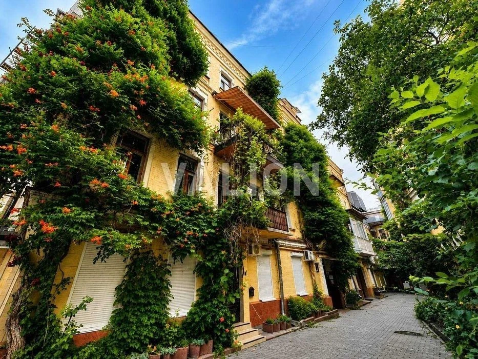 For sale a two-room apartment in Podil in the style of a chalet with a fireplace