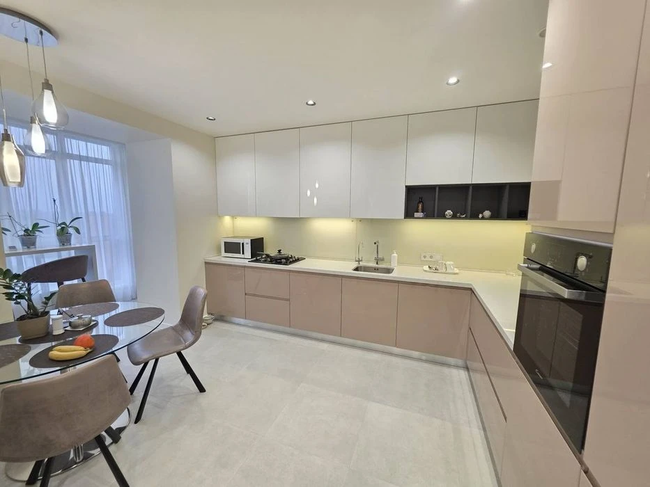 Sale of a designer 3-room apartment of 102m² in the residential complex Schaslyvy (Pidsta