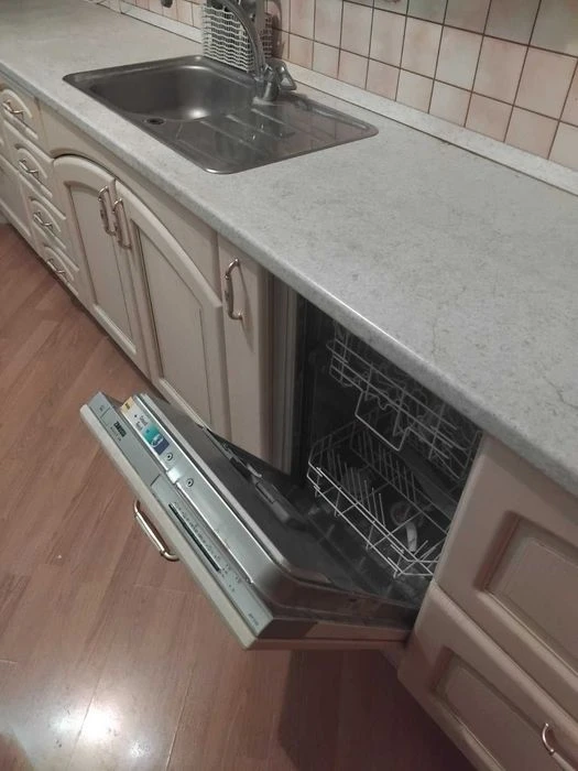 Exclusive! 3-room apartment for sale in Gorizont neighborhood, 13 Bolshaya Koltsevaya St.