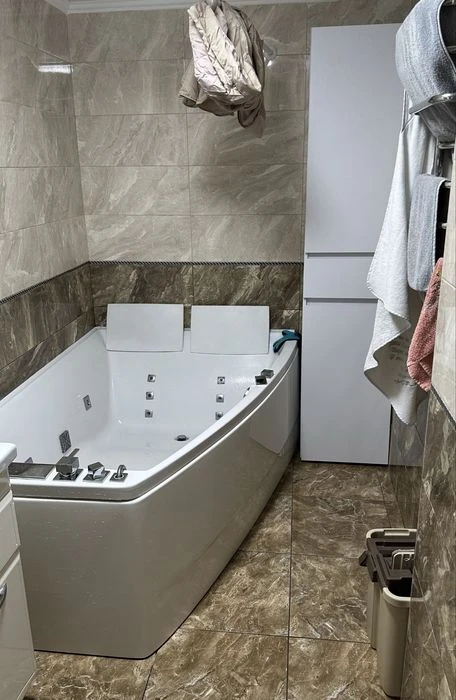 Простора 3-кімнатна квартира з джакузі, каміном та системою