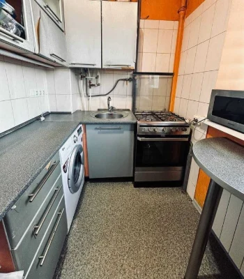 I will sell a 2-room apartment in the Polya district (Antonovicha street)
