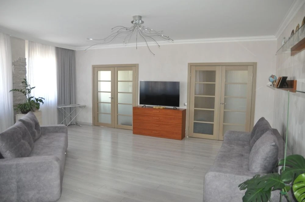 3-room apartment for sale on Akhmatova Street, Poznyaki metro station