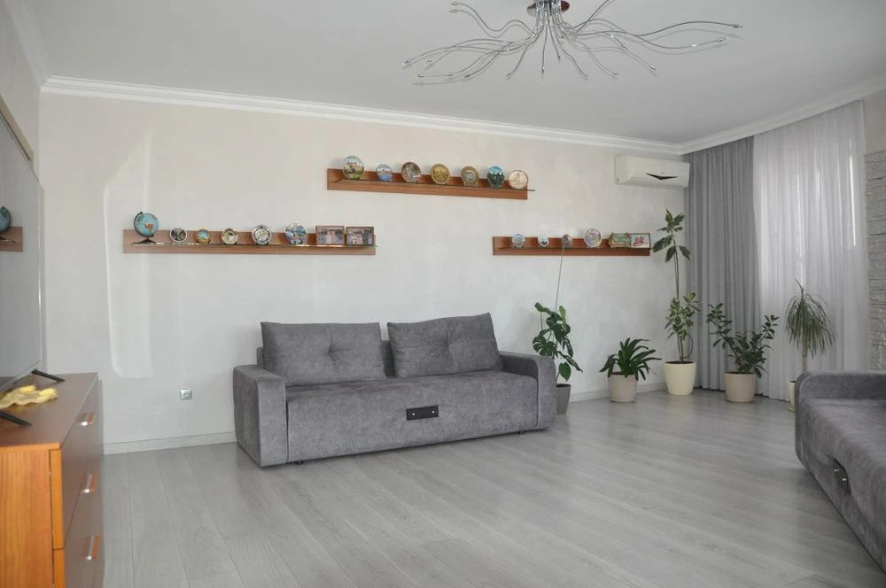 3-room apartment for sale on Akhmatova Street, Poznyaki metro station