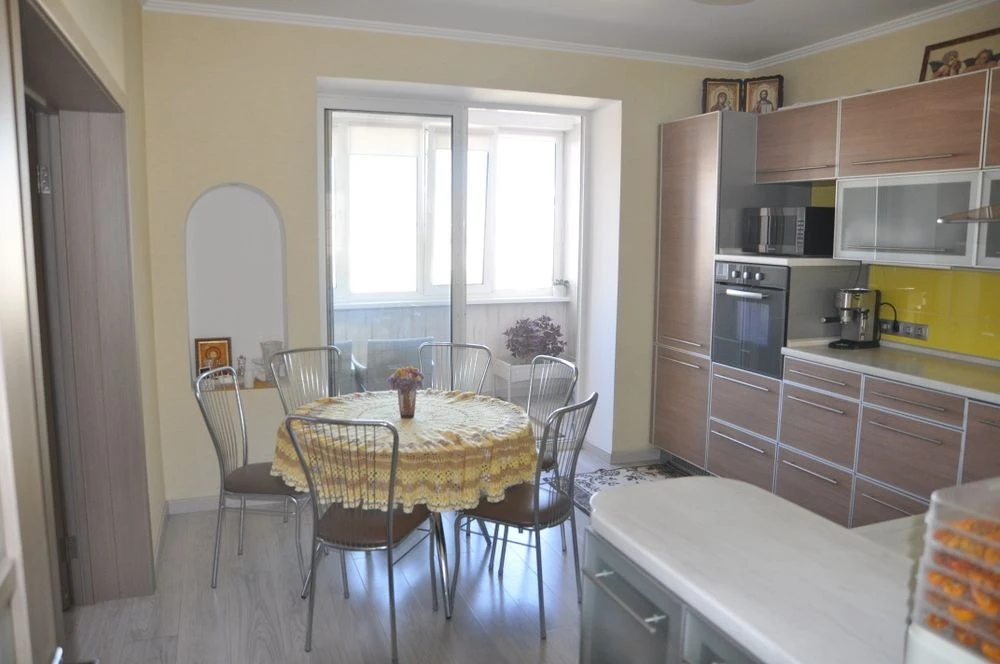 3-room apartment for sale on Akhmatova Street, Poznyaki metro station