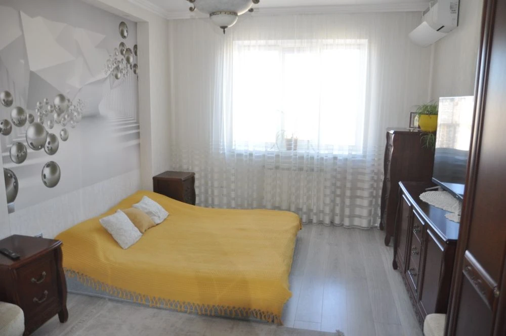 3-room apartment for sale on Akhmatova Street, Poznyaki metro station