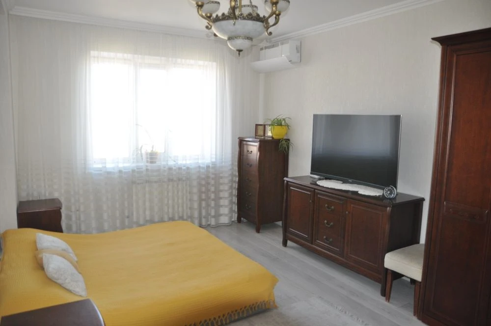 3-room apartment for sale on Akhmatova Street, Poznyaki metro station