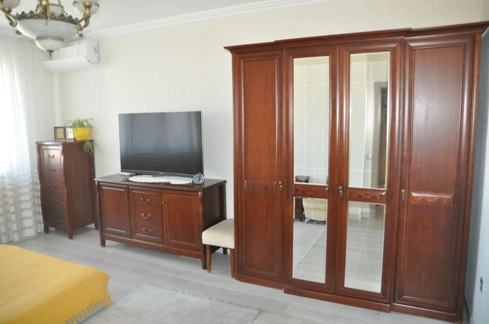 3-room apartment for sale on Akhmatova Street, Poznyaki metro station