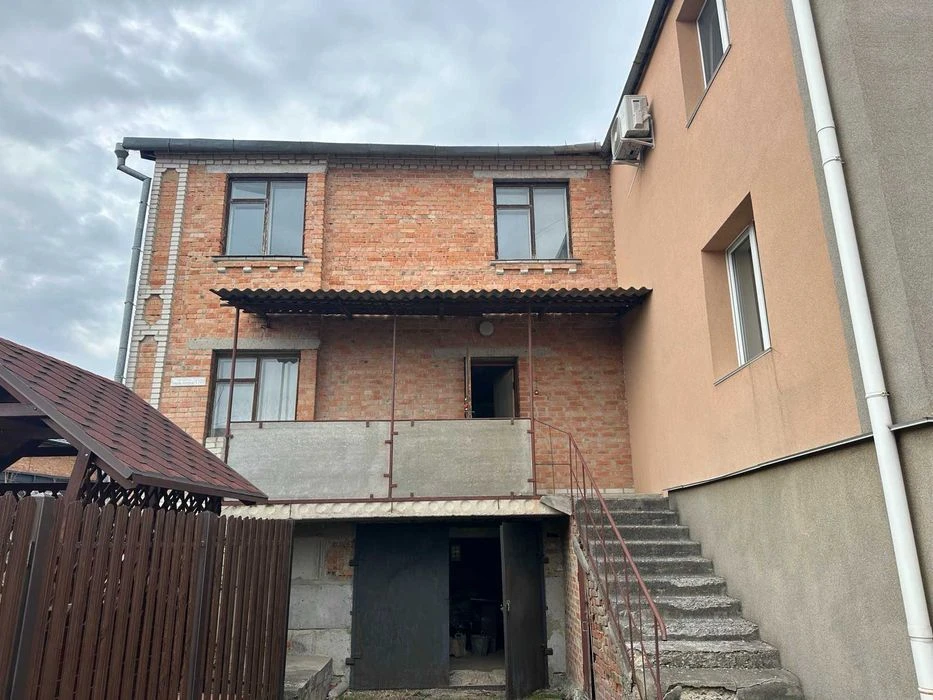 (5) I will sell part of the house in Pyatnychany 4422