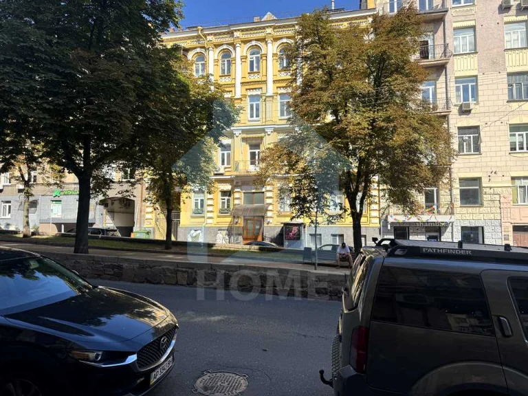 Квартира. Киев, ул. (Горького)