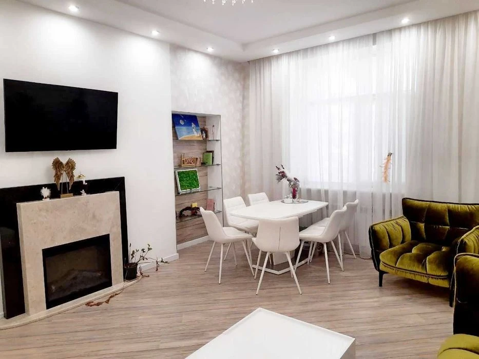 Selling a 3-room Stalin-era apartment, European-style renovation, 90 square meters, Sumskaya Street (404401)