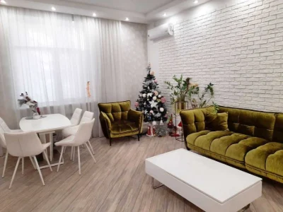 Selling a 3-room Stalin-era apartment, European-style renovation, 90 square meters, Sumskaya Street (404401)