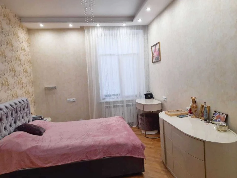 Selling a 3-room Stalin-era apartment, European-style renovation, 90 square meters, Sumskaya Street (404401)
