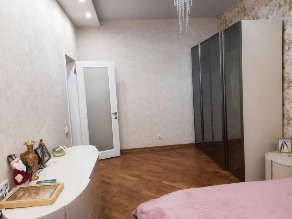 Selling a 3-room Stalin-era apartment, European-style renovation, 90 square meters, Sumskaya Street (404401)