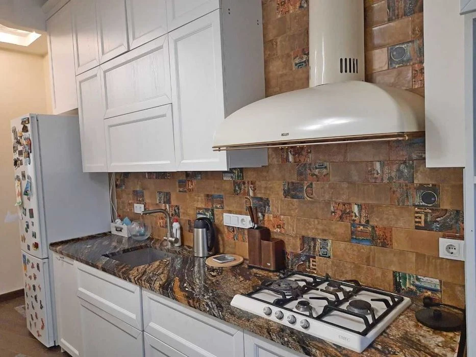 Selling a 3-room Stalin-era apartment, European-style renovation, 90 square meters, Sumskaya Street (404401)
