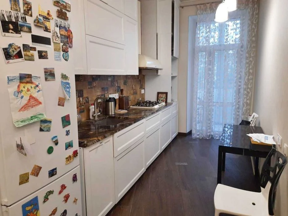 Selling a 3-room Stalin-era apartment, European-style renovation, 90 square meters, Sumskaya Street (404401)