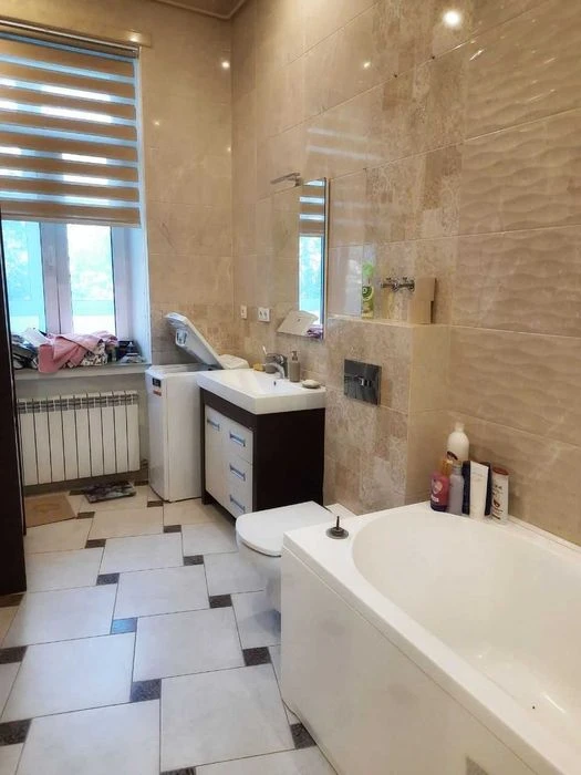 Selling a 3-room Stalin-era apartment, European-style renovation, 90 square meters, Sumskaya Street (404401)