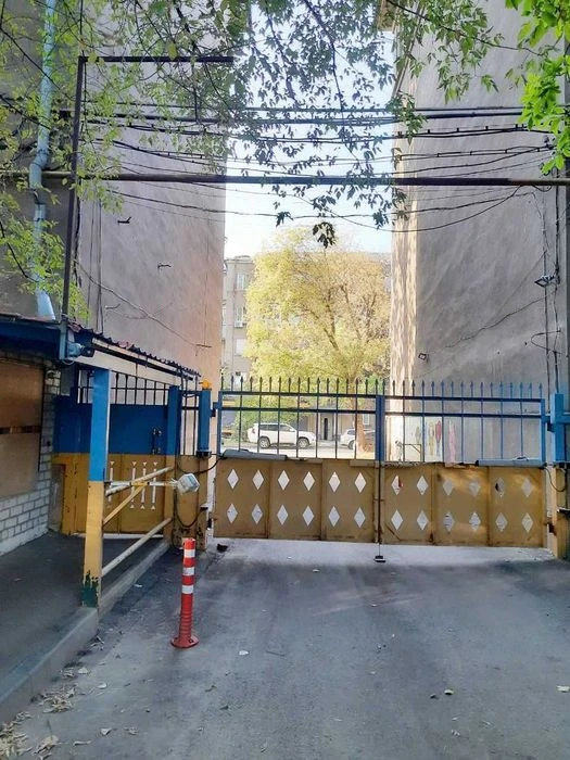 Selling a 3-room Stalin-era apartment, European-style renovation, 90 square meters, Sumskaya Street (404401)