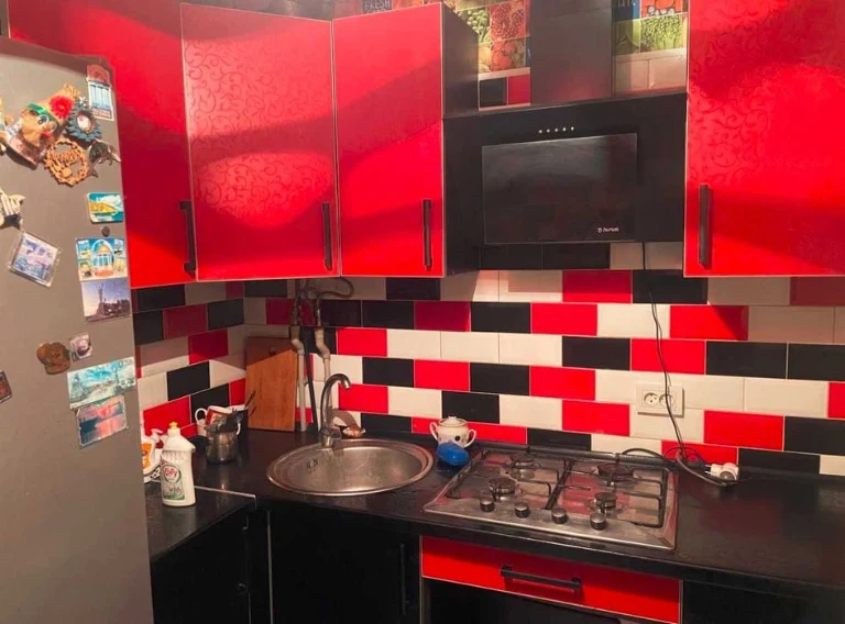 I will sell a 2-room apartment 10 minutes from the Industrialnaya metro station (About