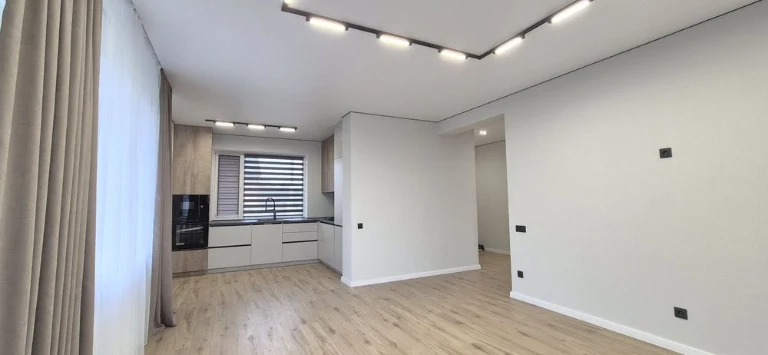 House with renovation, no commission! 100m2, 3 bedrooms, 5 bathrooms,! Bla