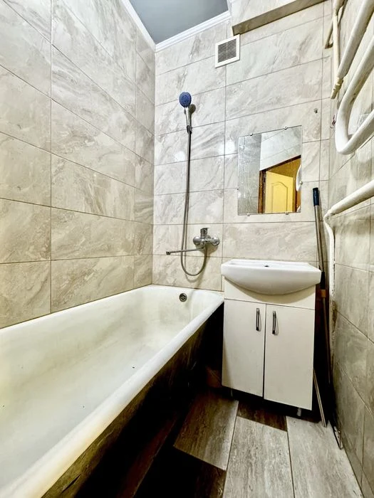 Three-bedroom apartment for sale in a brick building in Sarzhin Yar.