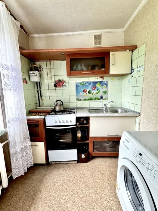 Three-bedroom apartment for sale in a brick building in Sarzhin Yar.