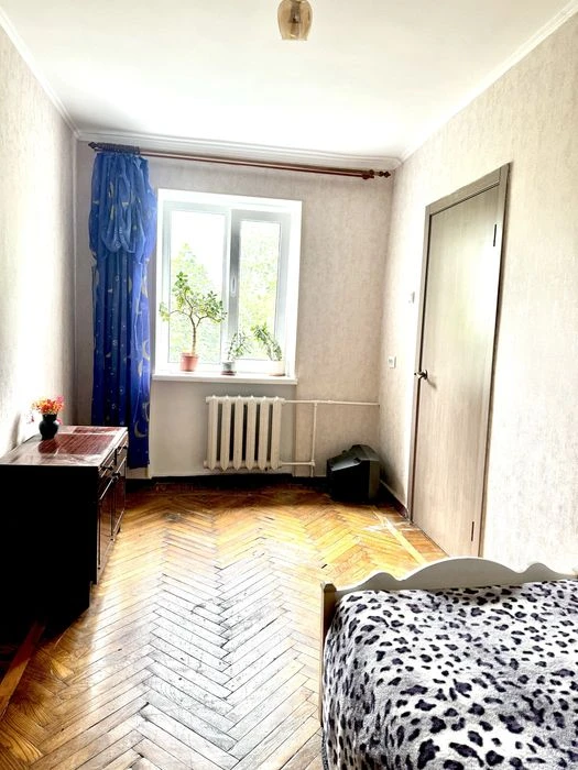 Three-bedroom apartment for sale in a brick building in Sarzhin Yar.