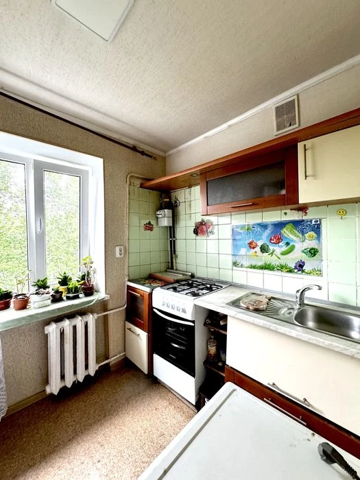 Three-bedroom apartment for sale in a brick building in Sarzhin Yar.