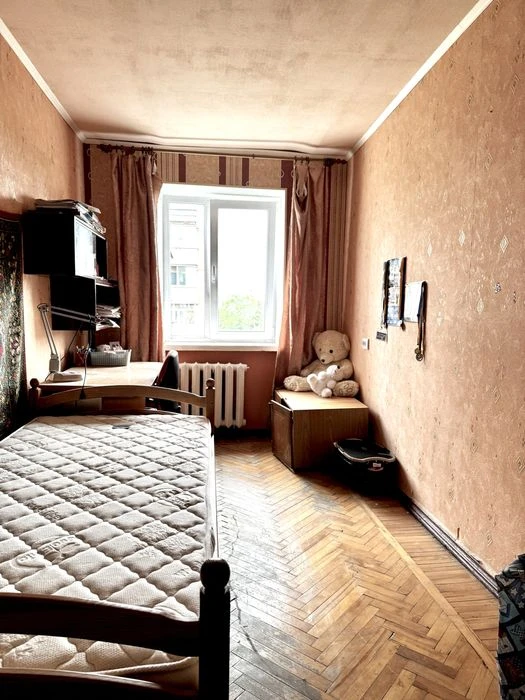 Three-bedroom apartment for sale in a brick building in Sarzhin Yar.