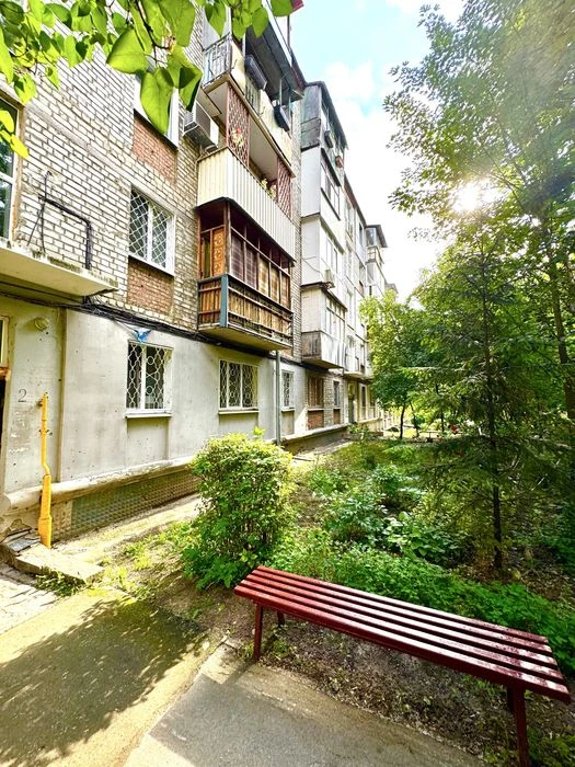 Three-bedroom apartment for sale in a brick building in Sarzhin Yar.