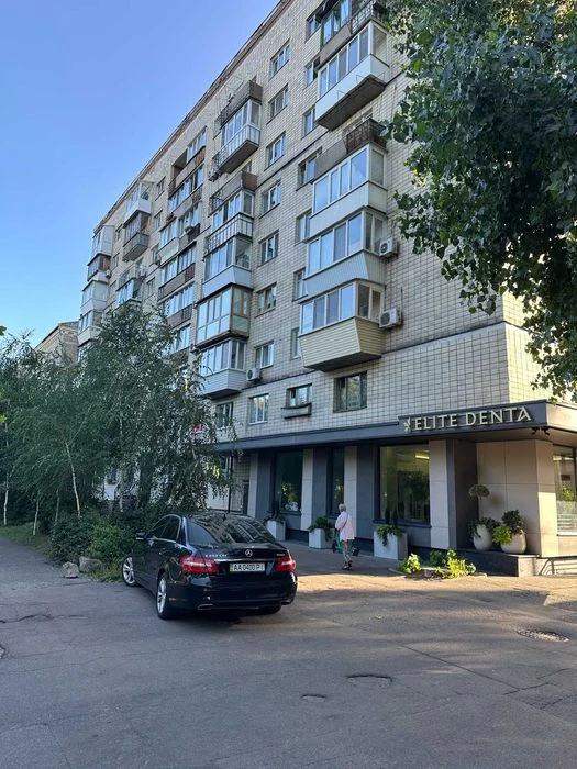 Трехкомнатная квартира  Лаврськая срочно продам