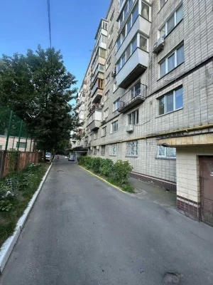 Трехкомнатная квартира  Лаврськая срочно продам