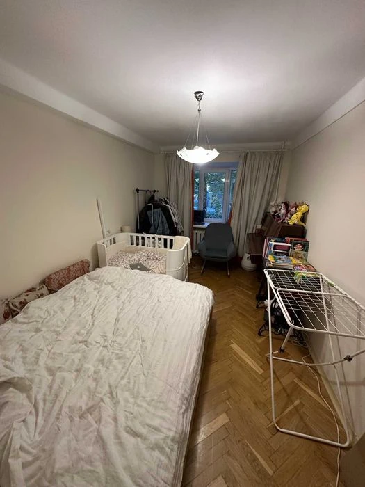 Трехкомнатная квартира  Лаврськая срочно продам