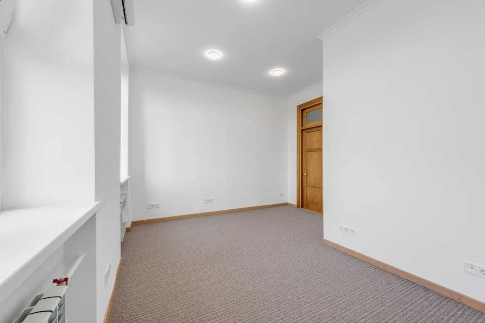NO COMMISSION. 4-room apartment for sale 90 sq. m. Velyka Vasylkivska, 4