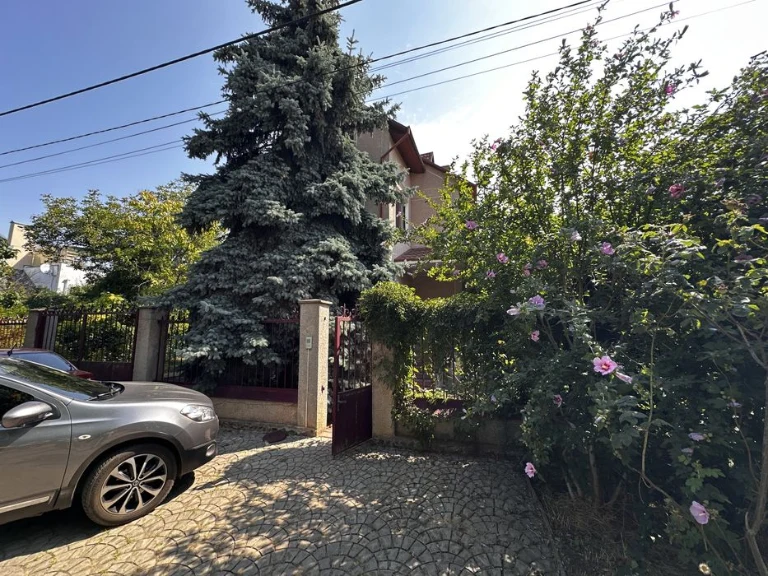 House in Odessa on 10 acres - swimming pool, green area and above