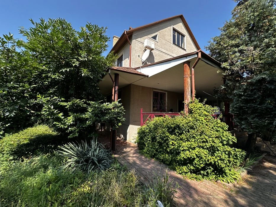 House in Odessa on 10 acres - swimming pool, green area and above