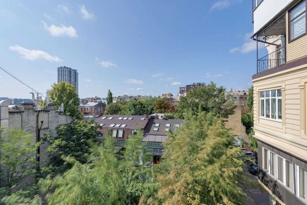 NO COMMISSION. 4-room apartment for sale 90 sq. m. Velyka Vasylkivska, 4