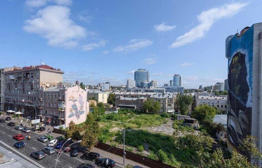 NO COMMISSION. 4-room apartment for sale 90 sq. m. Velyka Vasylkivska, 4