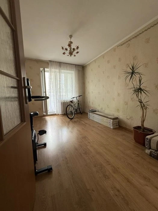 Продам 3-комнатную квартиру ул. Миколайчука.