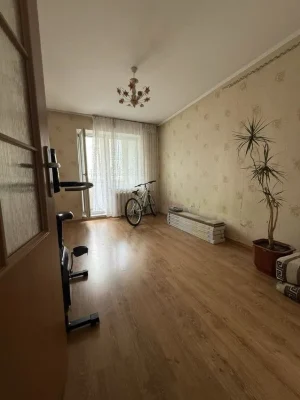 Продам 3-комнатную квартиру ул. Миколайчука.