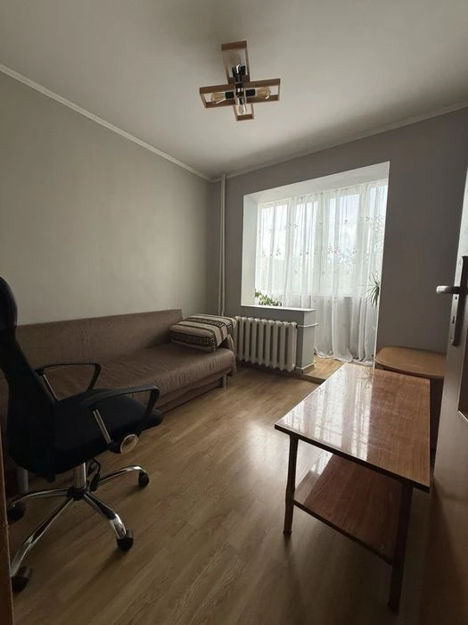Продам 3-комнатную квартиру ул. Миколайчука.
